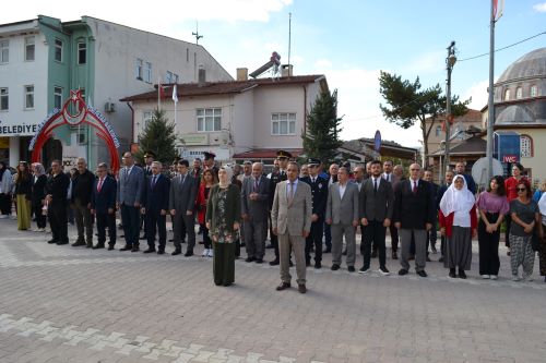 CUMHURİYETİMİZİN 100. KURULUŞ YILDÖNÜMÜ KUTLAMA PROGRAMLARI KAPSAMINDA İLÇEMİZDE ÇELENK KOYMA TÖRENİ GERÇEKLEŞTİRİLDİ.